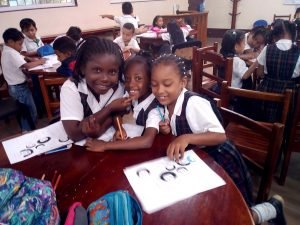 niños y niñas trabajan con herramientas pedagogicas sobre la afrocolombianidad